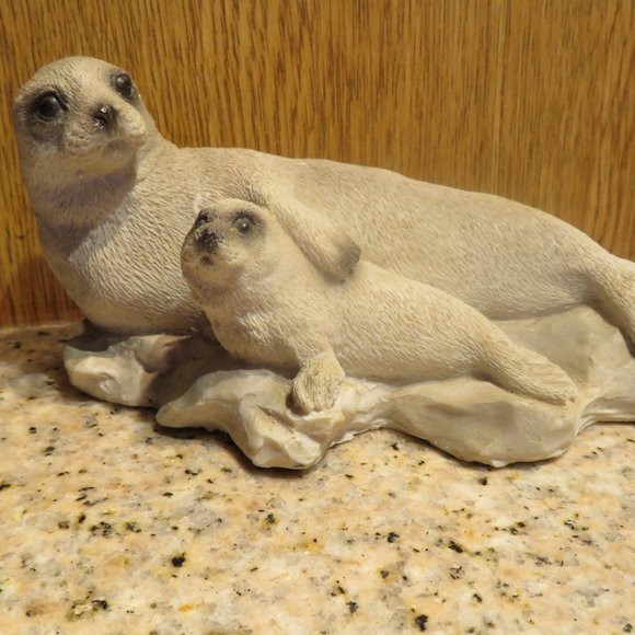 *Vintage* 1991 Castagna SEAL & Pup Resin Figurine (K389) - Picture 1 of 6